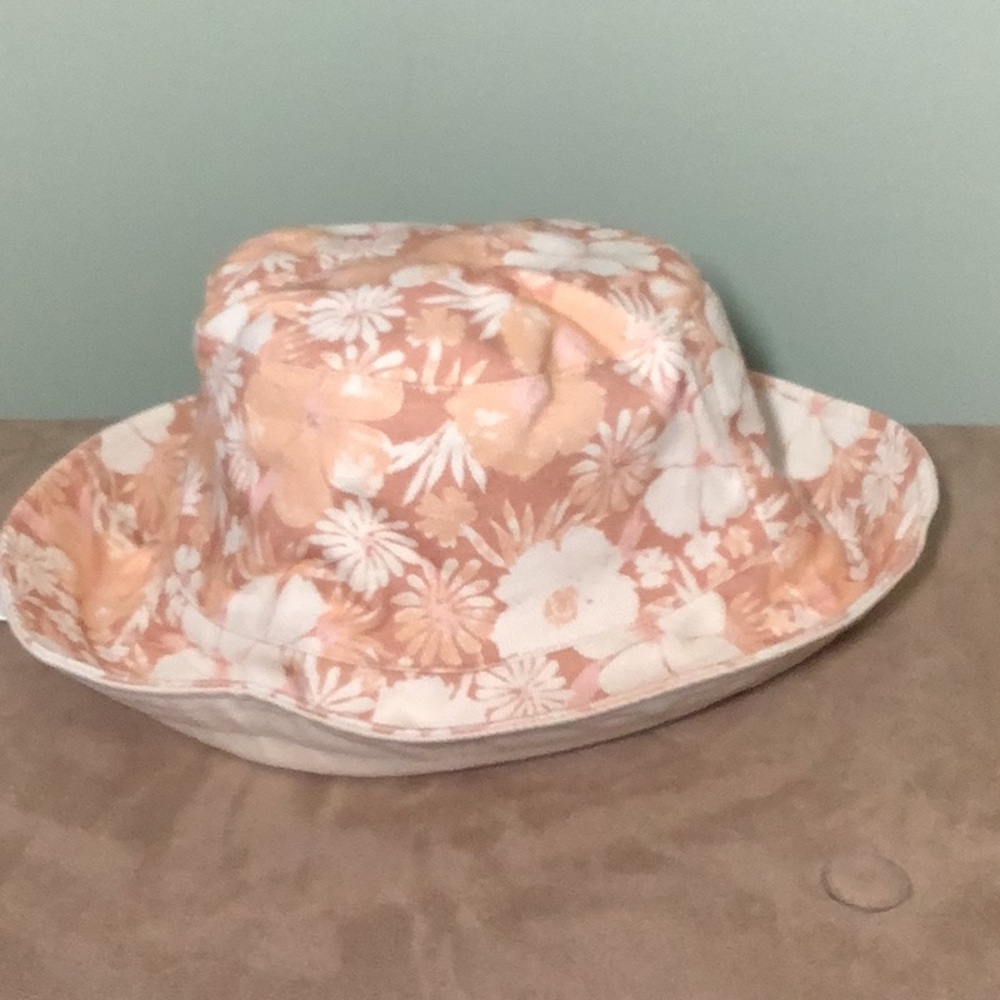 Gentle Fawn Reversable Peach and White Hat